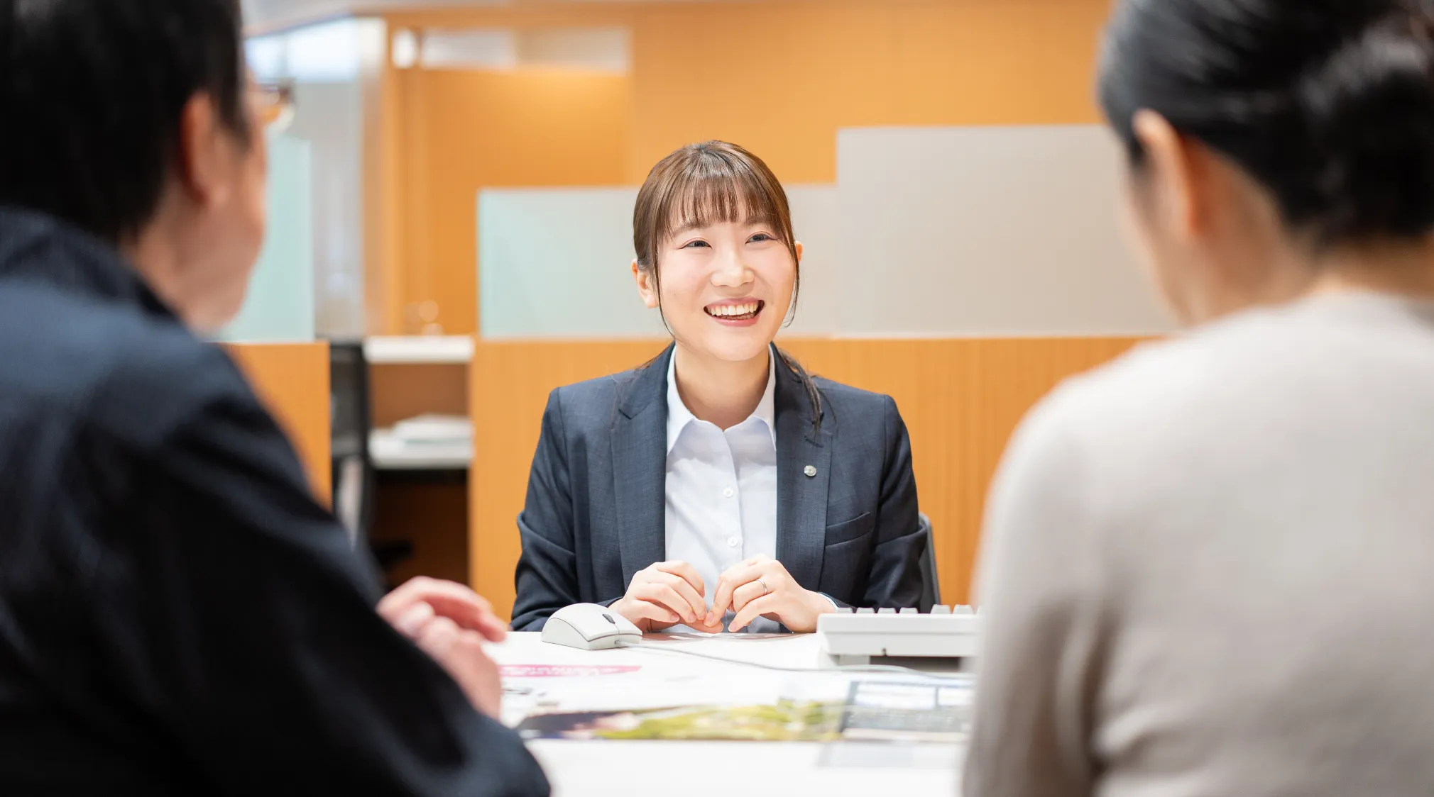 岡三にいがた証券で仕事をする女性イメージ